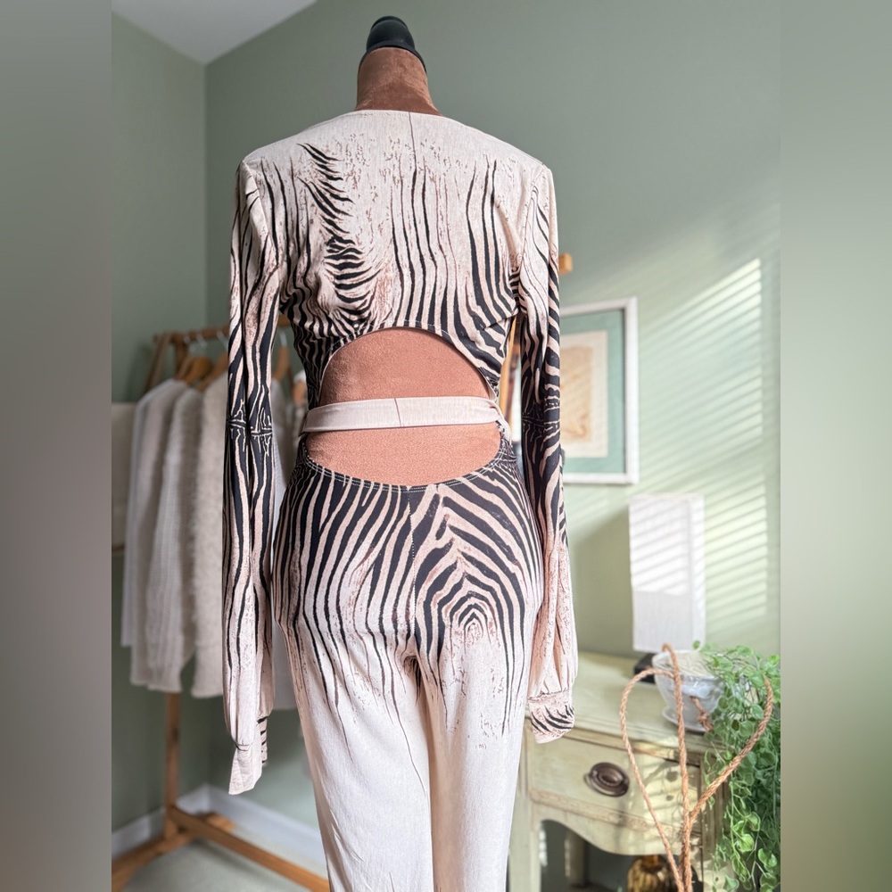 Elegant Black and Cream Jumpsuit - Picture 12 of 13